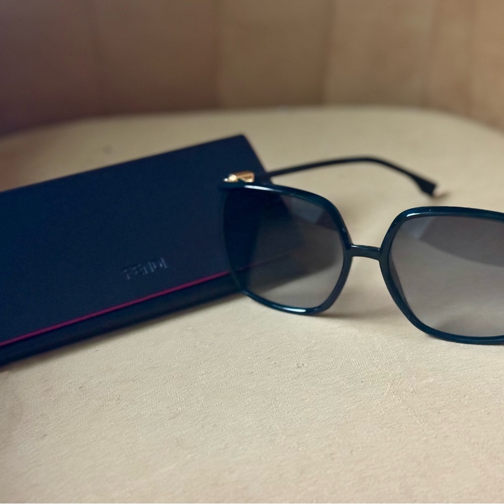 Fendi Black Sunglasses Sleek Modern Design